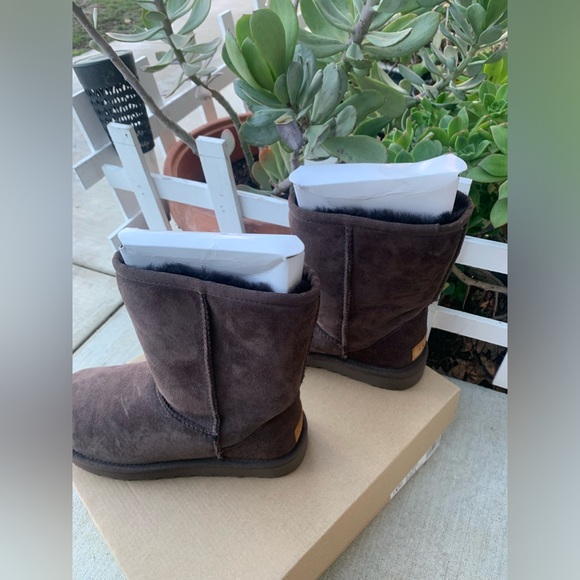 UGG
ITEM:CLASSIC SHORT II
COLOR: Brown
SIZE: 6 - Picture 4 of 8